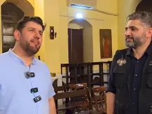 وزير الثقافة مع المنشِد في كنيسة حنانيا الرسول-دمشق