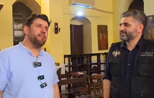 وزير الثقافة مع المنشِد في كنيسة حنانيا الرسول-دمشق مصدر الصورة: لقطة شاشة من صفحة محمد معاذ زكريا في فيسبوك