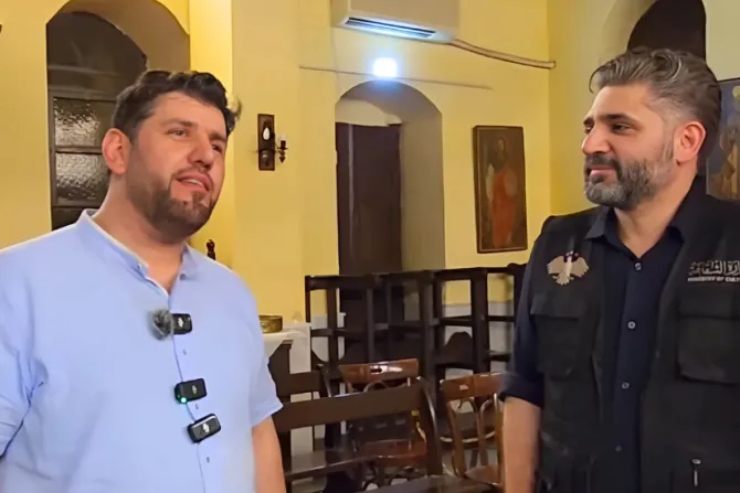 وزير الثقافة مع المنشِد في كنيسة حنانيا الرسول-دمشق