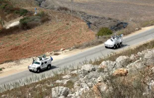 آليّتان تابعتان للكتيبة الإسبانيّة في قوّات «اليونيفيل» على الحدود اللبنانيّة الجنوبيّة المشتعلة مصدر الصورة: ramiz dallah/Shutterstock