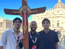 الأب سيمون إسحاقي مع جيوفاني وشربل لطيف في خلال عبورهم الباب المقدّس في يوبيل المبشّرين الرقميّين