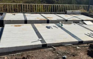 اعتداء على مقبرة مسيحيّة في شقلاوا مع اقتراب عيدَي الميلاد ورأس السنة مصدر الصورة: صفحة الدكتورة منى ياقو، رئيسة الهيئة المستقلّة لحقوق الإنسان في إقليم كردستان، في فيسبوك