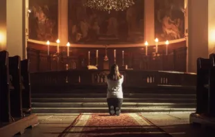 في محطّات تسكنها الآلام يتجلّى حضور الله في حياة من يحتاج إلى معونته مصدر الصورة: Gorodenkoff/Shutterstock