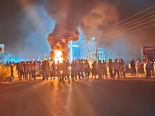 قطع الطريق بالإطارات المشتعلة أمس في قرية عناز-وادي النصارى، سوريا