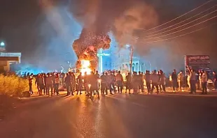 قطع الطريق بالإطارات المشتعلة أمس في قرية عناز-وادي النصارى، سوريا مصدر الصورة: المرصد السوري لحقوق الإنسان