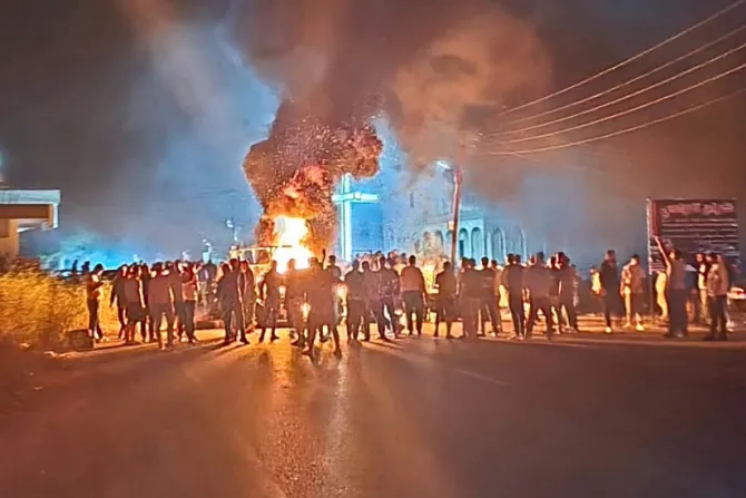 قطع الطريق بالإطارات المشتعلة أمس في قرية عناز-وادي النصارى، سوريا