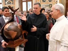 البابا لاوون الرابع عشر يلتقي المشاركين في المؤتمر الدوليّ «اللاجئون والمهاجرون في بيتنا المشترك» في القصر الرسوليّ الفاتيكانيّ صباح اليوم