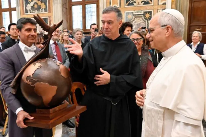 البابا لاوون الرابع عشر يلتقي المشاركين في المؤتمر الدوليّ «اللاجئون والمهاجرون في بيتنا المشترك» في القصر الرسوليّ الفاتيكانيّ صباح اليوم