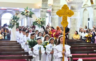 التناول الأوّل في كنائس العراق - بغديدا مصدر الصورة: صفحة أبرشيّة الموصل وتوابعها للسريان الكاثوليك في فيسبوك
