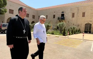 المطران سيمينيوفسكي والأباتي رزق يجولان في دير سيّدة اللويزة-زوق مصبح، لبنان مصدر الصورة: الرهبانيّة المارونيّة المريميّة