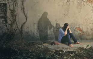 الاكتئاب يُشعِر الشخص بحزن عميق وبفقدان الاهتمام وانعدام القيمة مصدر الصورة: Amanda Carden/Shutterstock