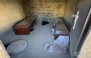 جانب من تخريب مدافن للمسيحيّين في ريف السويداء السوريّة مصدر الصورة: لقطة شاشة من فيديو متداول على الشبكة