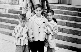 البابا لاوون الرابع عشر (من اليسار)، وشقيقاه لويس بريفوست وجون بريفوست مصدر الصورة: صفحة St. Joseph Catholic Church and St. Michael Chapel في فيسبوك