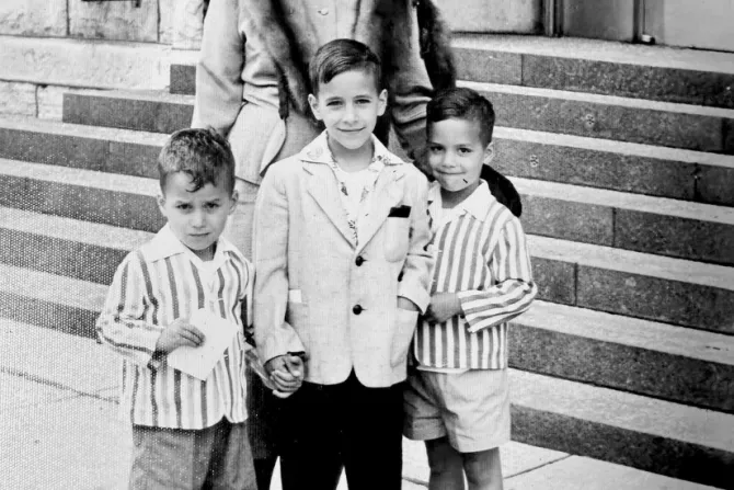 البابا لاوون الرابع عشر (من اليسار)، وشقيقاه لويس بريفوست وجون بريفوست