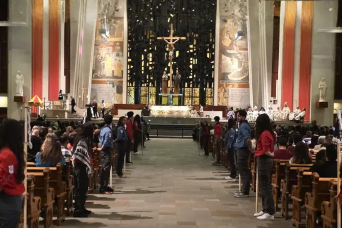 جانبٌ من القدّاس الإلهيّ في بازيليك القدّيس يوسف-مونتريال، كندا