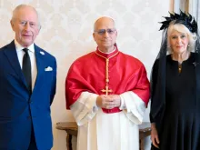 البابا لاوون الرابع عشر يلتقي الملك تشارلز الثالث والملكة كاميلا في الفاتيكان ويصلّي معهما