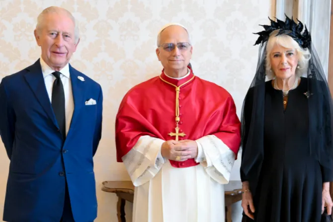 البابا لاوون الرابع عشر يلتقي الملك تشارلز الثالث والملكة كاميلا في الفاتيكان ويصلّي معهما