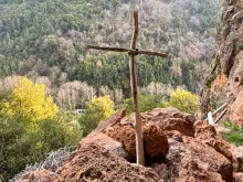 الأرض ليست مجرّد عقار يُباع ويُشترى، بل جزء من هويّة تاريخيّة وثقافيّة متجذّرة