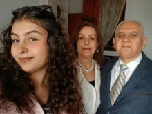 يارا مع والدها الشهيد ووالدتها