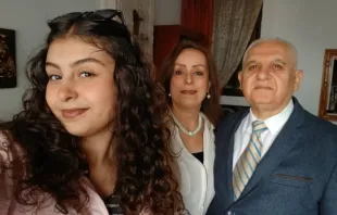 يارا مع والدها الشهيد ووالدتها مصدر الصورة: يارا معن كوسى