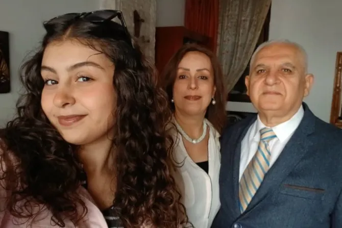 يارا مع والدها الشهيد ووالدتها