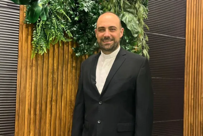 الأب فادي العلم