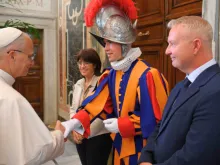 البابا لاوون الرابع عشر يلتقي أفراد الحرس السويسريّ البابويّ اليوم