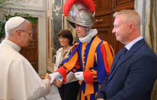 البابا لاوون الرابع عشر يلتقي أفراد الحرس السويسريّ البابويّ اليوم مصدر الصورة: فاتيكان ميديا