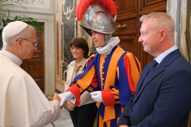 البابا لاوون الرابع عشر يلتقي أفراد الحرس السويسريّ البابويّ اليوم