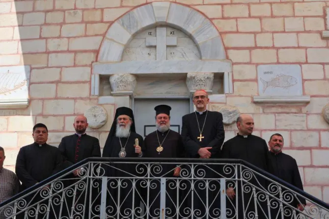 الكاردينال بييرباتيستا بيتسابالا والبطريرك ثيوفيلوس الثالث في خلال زيارتهما غزّة  (يوليو/تمّوز 2025)