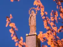 العذراء مريم سلطانة السماء والأرض