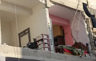 أضرار لحقت بعددٍ من المباني في حيَّي الشيخ مقصود والأشرفيّة في حلب مصدر الصورة: المرصد السوريّ