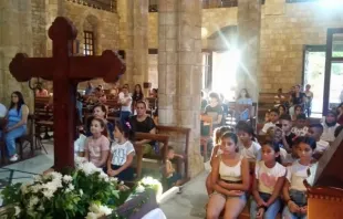 قدّاس إلهيّ في رعيّة القدّيس توما الرسول للروم الملكيّين الكاثوليك-صور وسط تصاعد وتيرة الحرب في جنوب لبنان العام الماضي مصدر الصورة: رعيّة القدّيس توما الرسول للروم الملكيّين الكاثوليك-صور