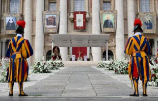 البابا فرنسيس يترأّس قدّاس إعلان قداسة الإخوة المسابكيّين الموارنة الثلاثة وآخرين في ساحة القدّيس بطرس-الفاتيكان مصدر الصورة: فاتيكان ميديا