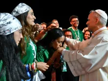 البابا لاوون الرابع عشر يحيّي مجموعة من الشبّان والشابّات في منطقة تور فيرغاتا-روما في خلال أمسية صلاة ليوبيل الشبيبة (2 أغسطس/آب 2025)