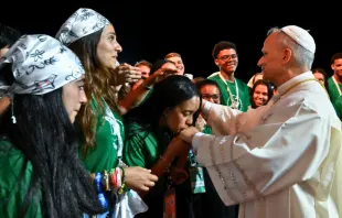 البابا لاوون الرابع عشر يحيّي مجموعة من الشبّان والشابّات في منطقة تور فيرغاتا-روما في خلال أمسية صلاة ليوبيل الشبيبة (2 أغسطس/آب 2025) مصدر الصورة: فاتيكان ميديا