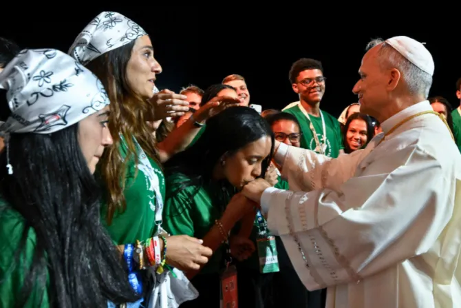 البابا لاوون الرابع عشر يحيّي مجموعة من الشبّان والشابّات في منطقة تور فيرغاتا-روما في خلال أمسية صلاة ليوبيل الشبيبة (2 أغسطس/آب 2025)