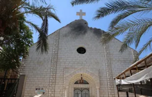 صورة التُقِطت في 18 يوليو/تمّوز 2025 تُظهر الأضرار التي لحقت بواجهة كنيسة العائلة المقدّسة في غزّة غداة استهدافها بغارة إسرائيليّة مصدر الصورة: OMAR AL-QATTAA/AFP via Getty Images