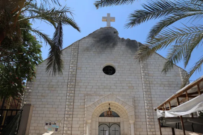 صورة التُقِطت في 18 يوليو/تمّوز 2025 تُظهر الأضرار التي لحقت بواجهة كنيسة العائلة المقدّسة في غزّة غداة استهدافها بغارة إسرائيليّة