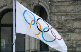 العلم الأولمبيّ في فيكتوريا مصدر الصورة: ويكيميديا ​​/ماكاريستوس CC0