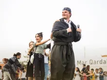 أليكس مكينا يحتفل مع تلاميذ مدرسة مار قرداغ بالملابس التراثيّة السريانيّة