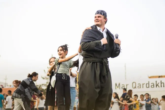 أليكس مكينا يحتفل مع تلاميذ مدرسة مار قرداغ بالملابس التراثيّة السريانيّة