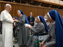 البابا لاوون الرابع عشر يحيّي مجموعة من الراهبات في قاعة بولس السادس يوم 10 سبتمبر/أيلول الماضي