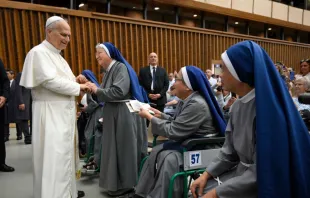البابا لاوون الرابع عشر يحيّي مجموعة من الراهبات في قاعة بولس السادس يوم 10 سبتمبر/أيلول الماضي مصدر الصورة: فاتيكان ميديا