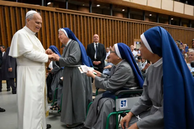 البابا لاوون الرابع عشر يحيّي مجموعة من الراهبات في قاعة بولس السادس يوم 10 سبتمبر/أيلول الماضي