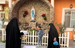 عائلة مسلمة تشكر العذراء على عطيّة طفل بعد حرمان طويل مصدر الصورة: صفحة مطران السريان الكاثوليك في البصرة فراس دردر