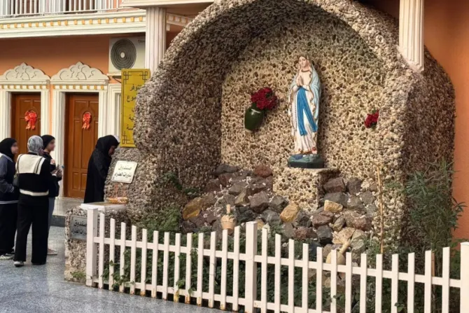 المتضرّعون إلى العذراء من أبناء البصرة والعمارة