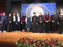 نشيد عظيم يحمل النور والسلام والوحدة ينبعث من بلدٍ صغير