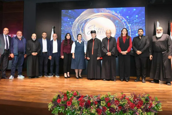 نشيد عظيم يحمل النور والسلام والوحدة ينبعث من بلدٍ صغير