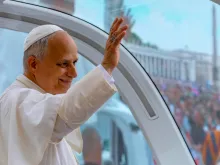 البابا لاوون الرابع عشر يحيّي المؤمنين المجتمعين صباح اليوم في ساحة القدّيس بطرس-الفاتيكان للمشاركة في المقابلة العامّة الأسبوعيّة